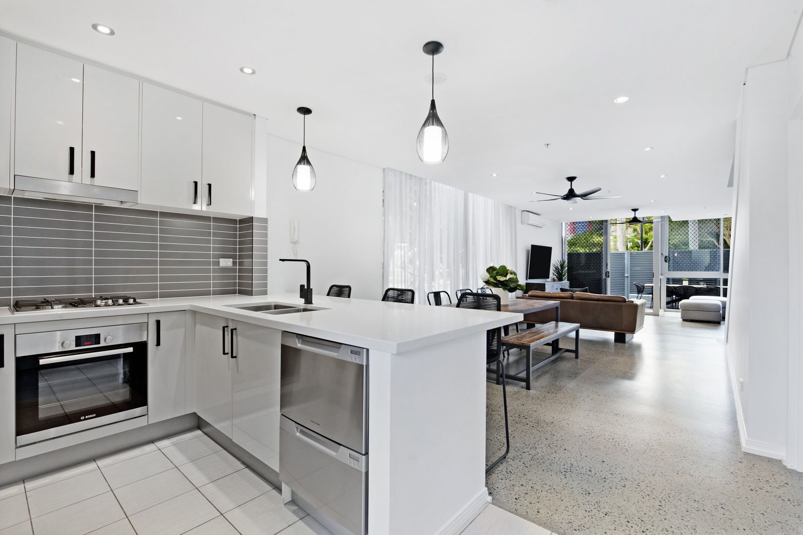 401/4 Como Crescent, Southport Property History & Address Research