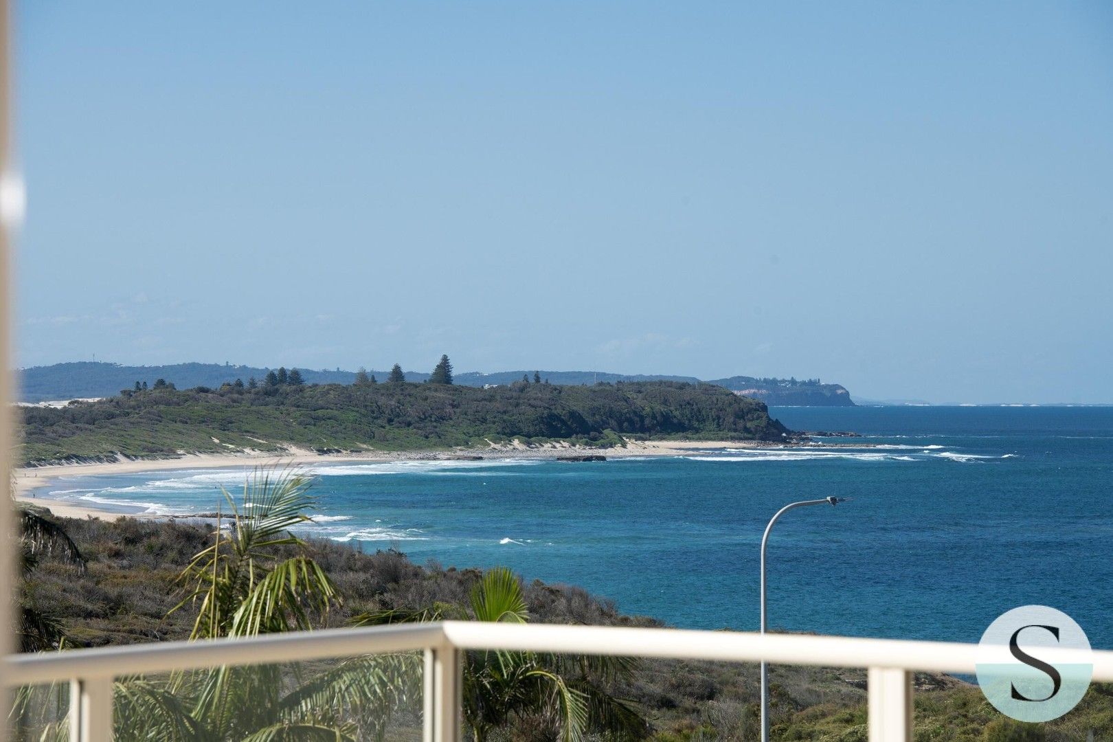 5 bedrooms House in 199 Caves Beach Road CAVES BEACH NSW, 2281