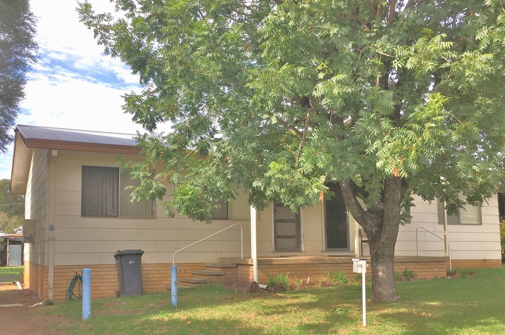 4 bedrooms Duplex in 1 & 2/22 King COONABARABRAN NSW, 2357