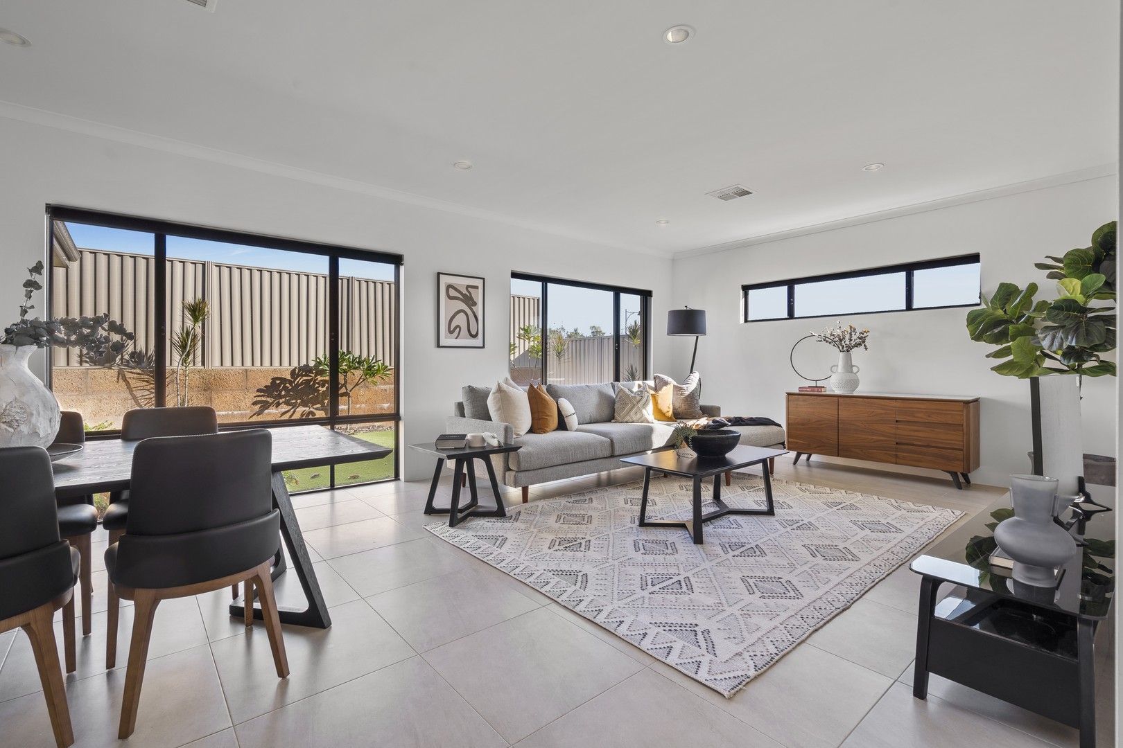 4 bedrooms House in 21 Campana Rise HAMMOND PARK WA, 6164