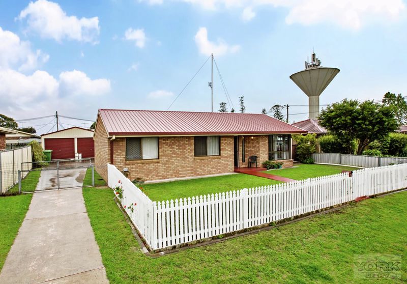 3 bedrooms House in 3 Poinciana Street NEWTOWN QLD, 4350