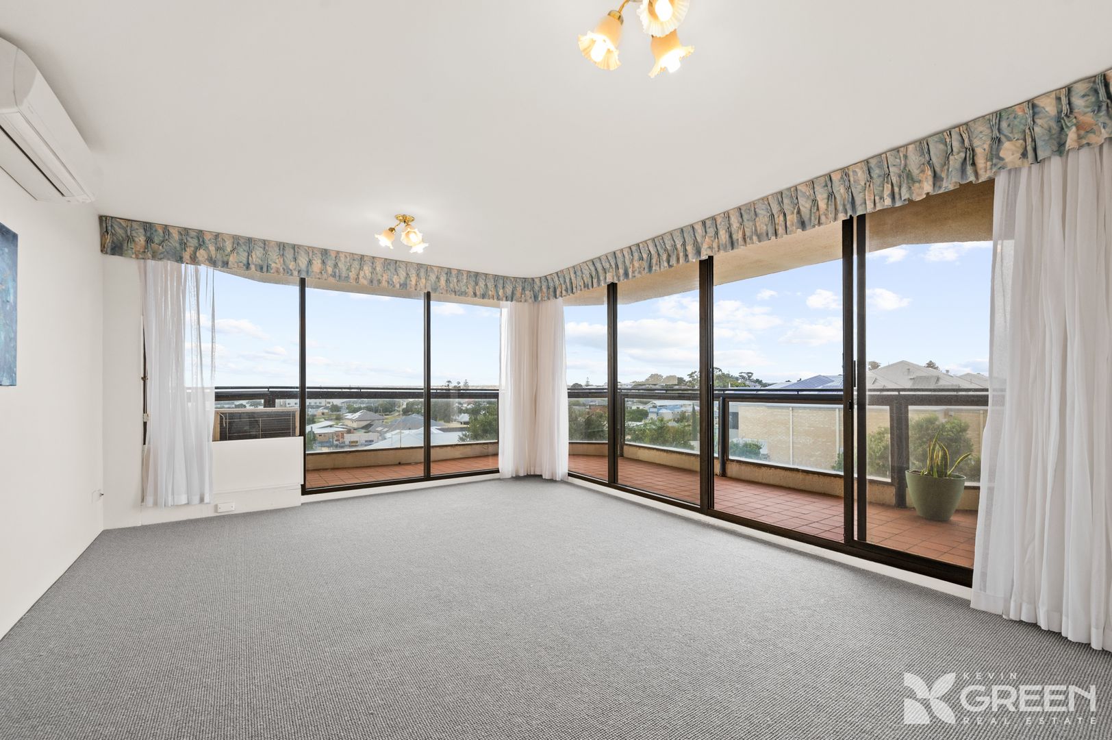 10/6A Valley Road, Halls Head WA 6210, Image 2