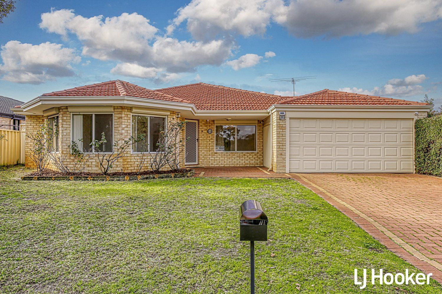 4 bedrooms House in 11 ROSEWOOD LANE THORNLIE WA, 6108