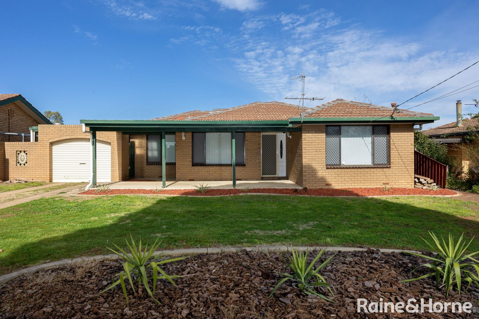 3 bedrooms House in 242 Fernleigh Road ASHMONT NSW, 2650