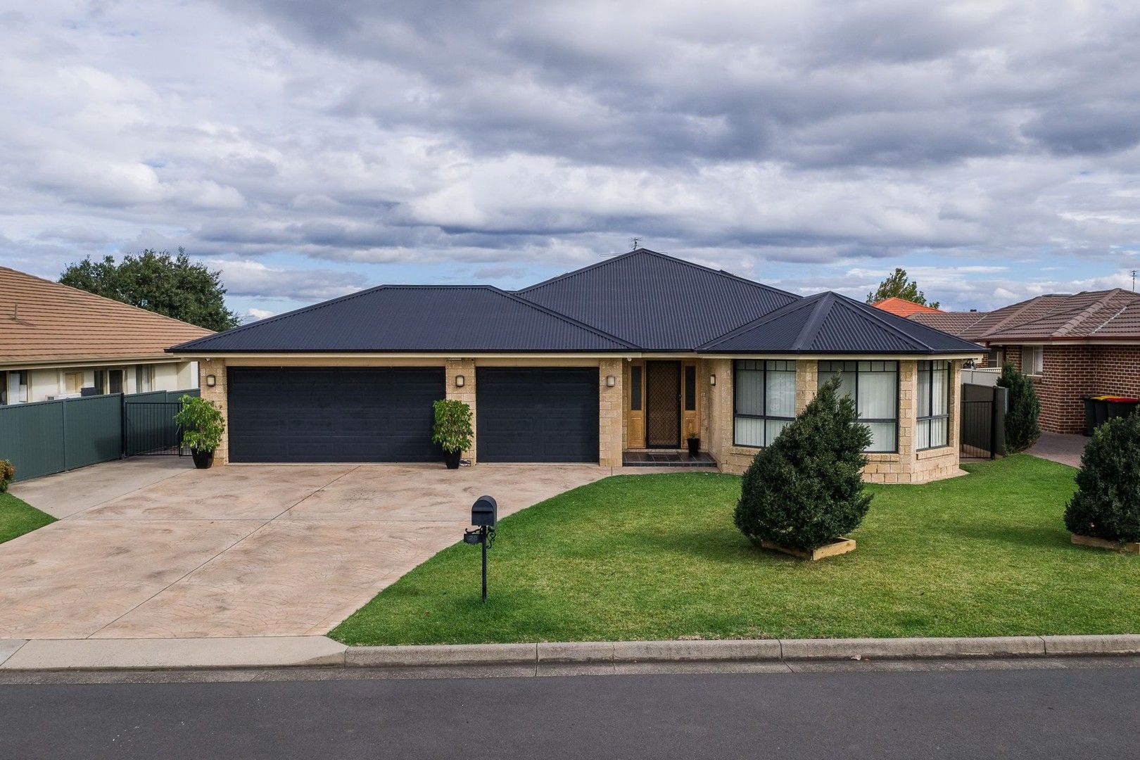 4 bedrooms House in 28 Warwick Rd HILLVUE NSW, 2340