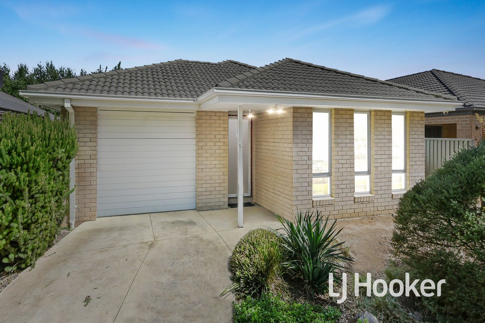 4 bedrooms House in 85 Broad Oak Drive CRANBOURNE EAST VIC, 3977