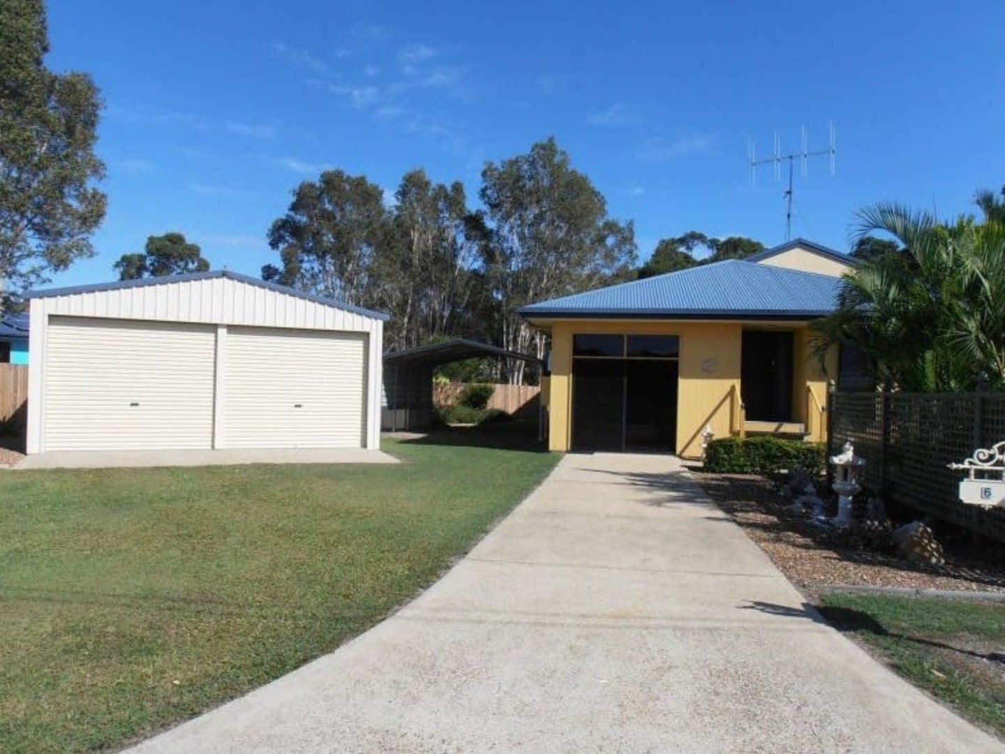 3 bedrooms House in 6 Duke Court COOLOOLA COVE QLD, 4580