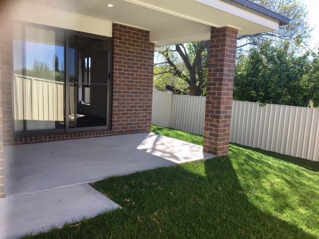 2 bedrooms Townhouse in 18b Royce Crescent LAVINGTON NSW, 2641