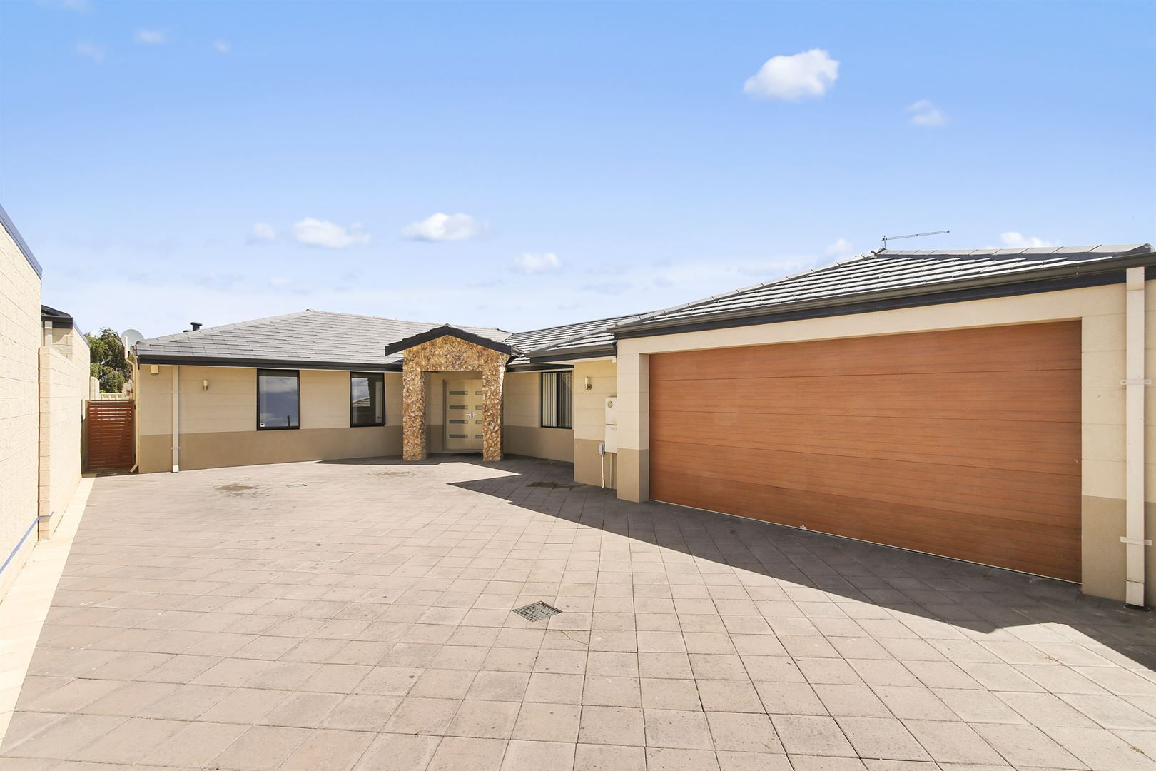 4 bedrooms House in 27A Frederick Road HAMILTON HILL WA, 6163