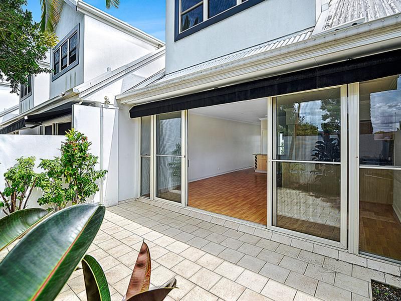 2/103 Salerno Street, Surfers Paradise QLD 4217, Image 2