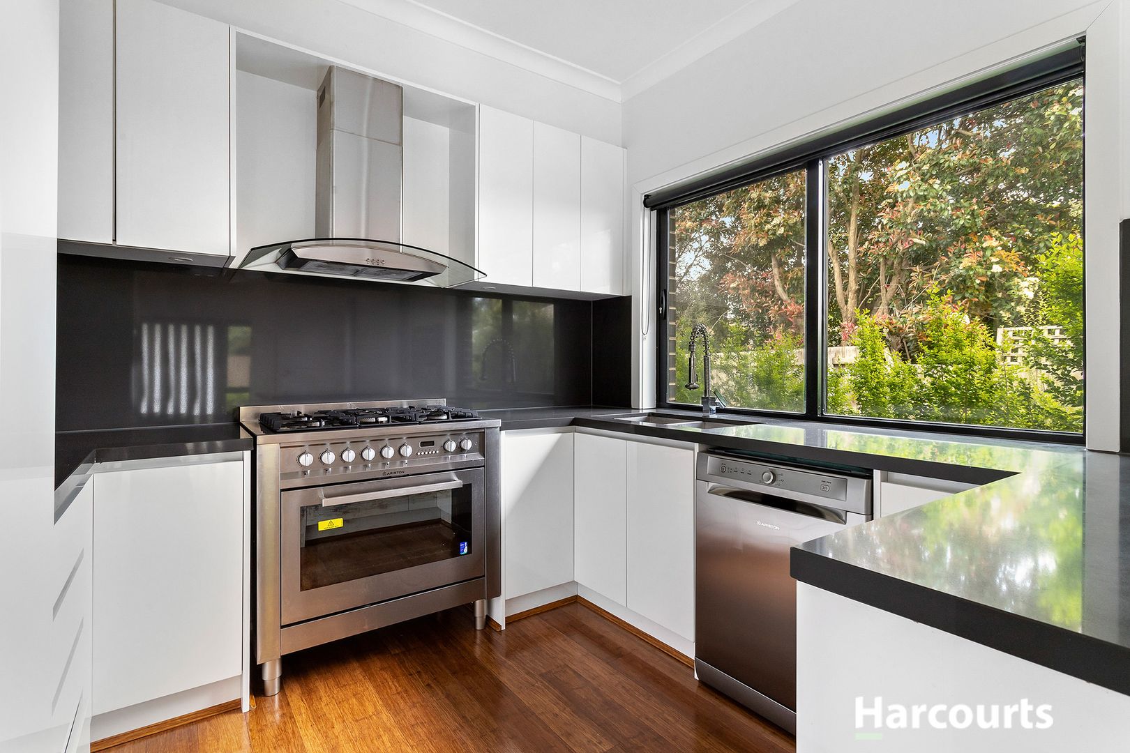 1/4 Chivalry Avenue, Glen Waverley VIC 3150, Image 2