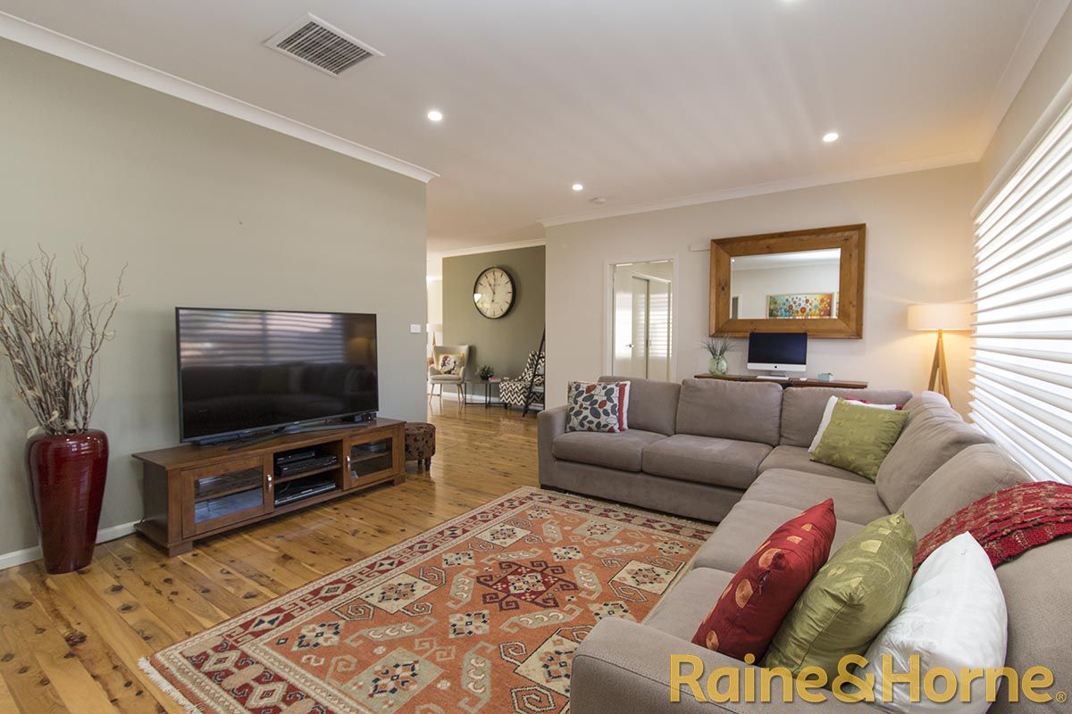 10 Brigalow Avenue, Dubbo NSW 2830, Image 2