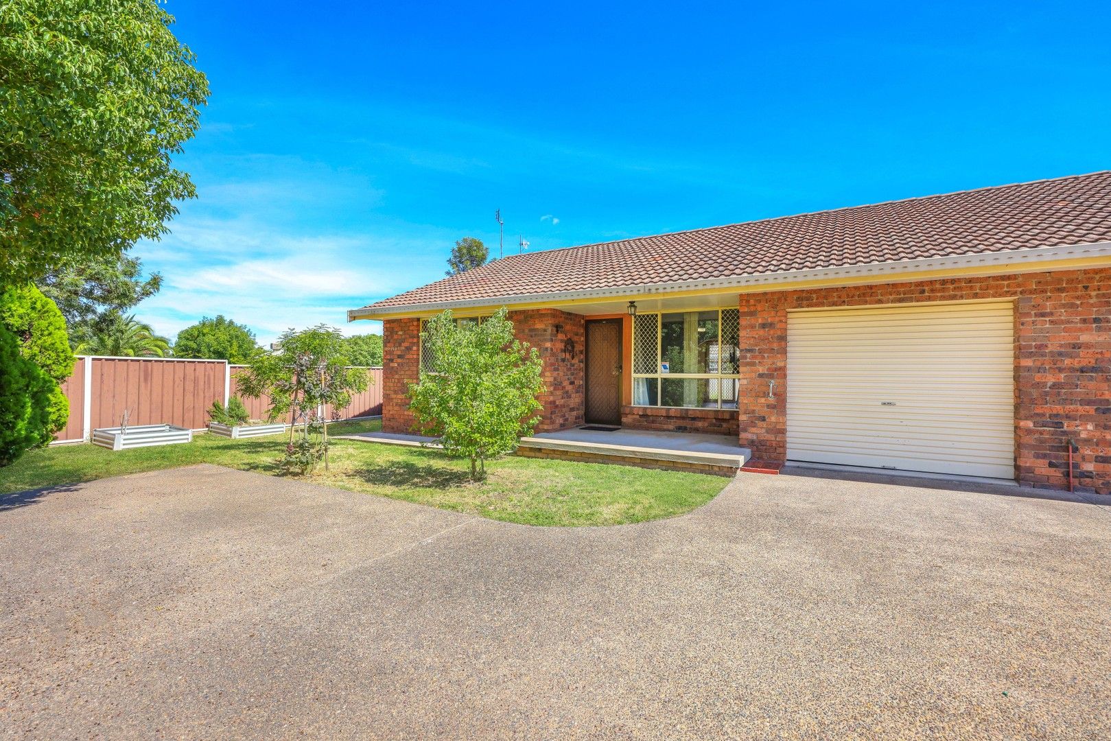 2/10 Illoura Street, Tamworth NSW 2340, Image 0