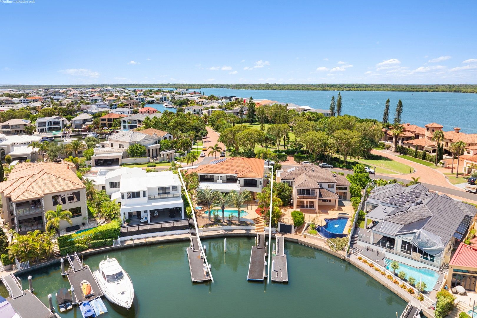 32 King Arthurs Court, Sovereign Islands QLD 4216, Image 2