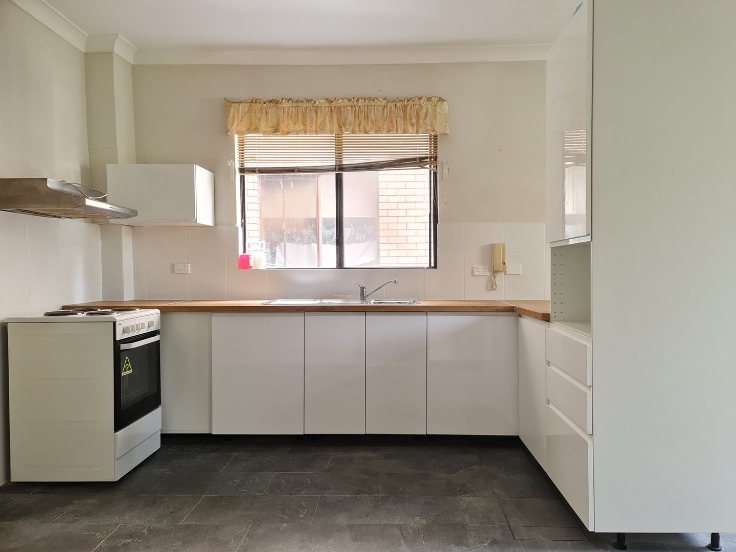 2 bedrooms Apartment / Unit / Flat in 1/1 Woids Ave HURSTVILLE NSW, 2220