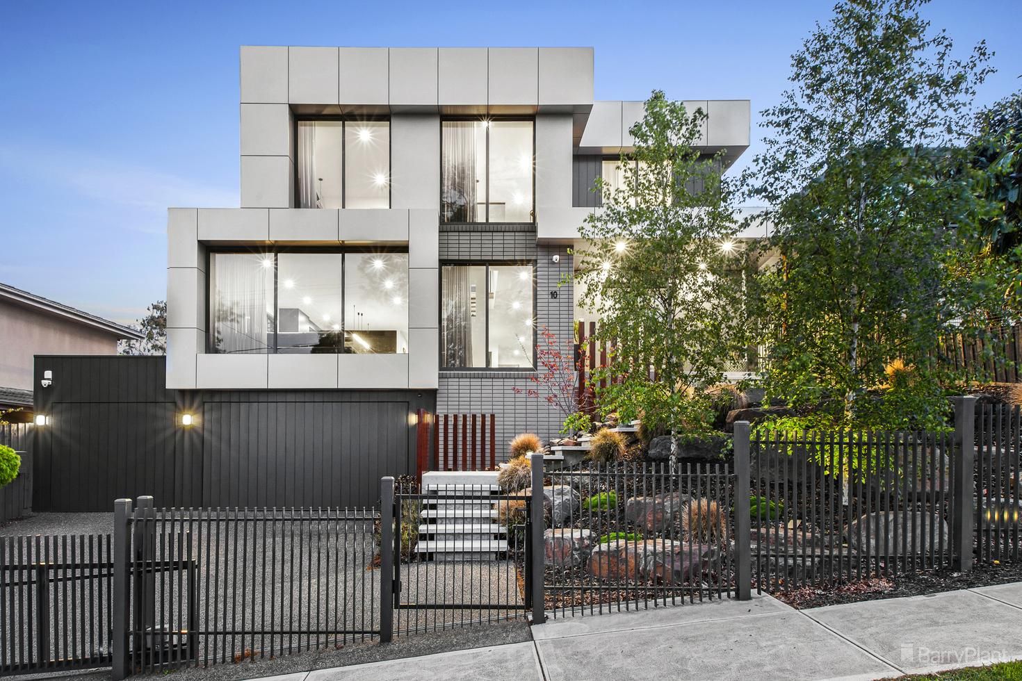 5 bedrooms House in 10 Lowan Avenue TEMPLESTOWE LOWER VIC, 3107