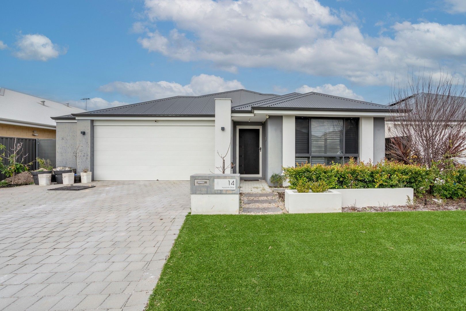 4 bedrooms House in 14 Hyacinth Drive PIARA WATERS WA, 6112