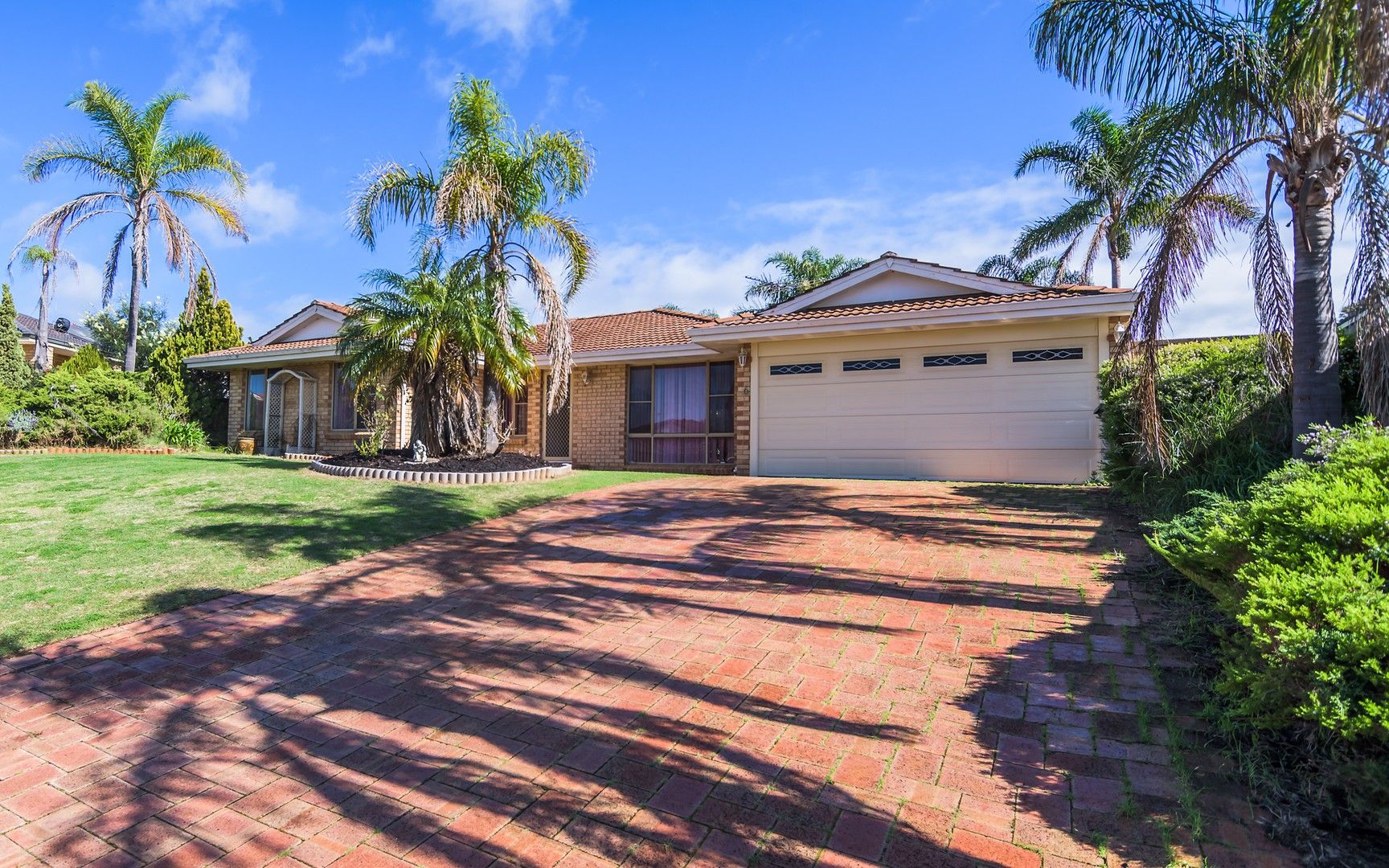 4 bedrooms House in 6 Avalon Close WOODVALE WA, 6026