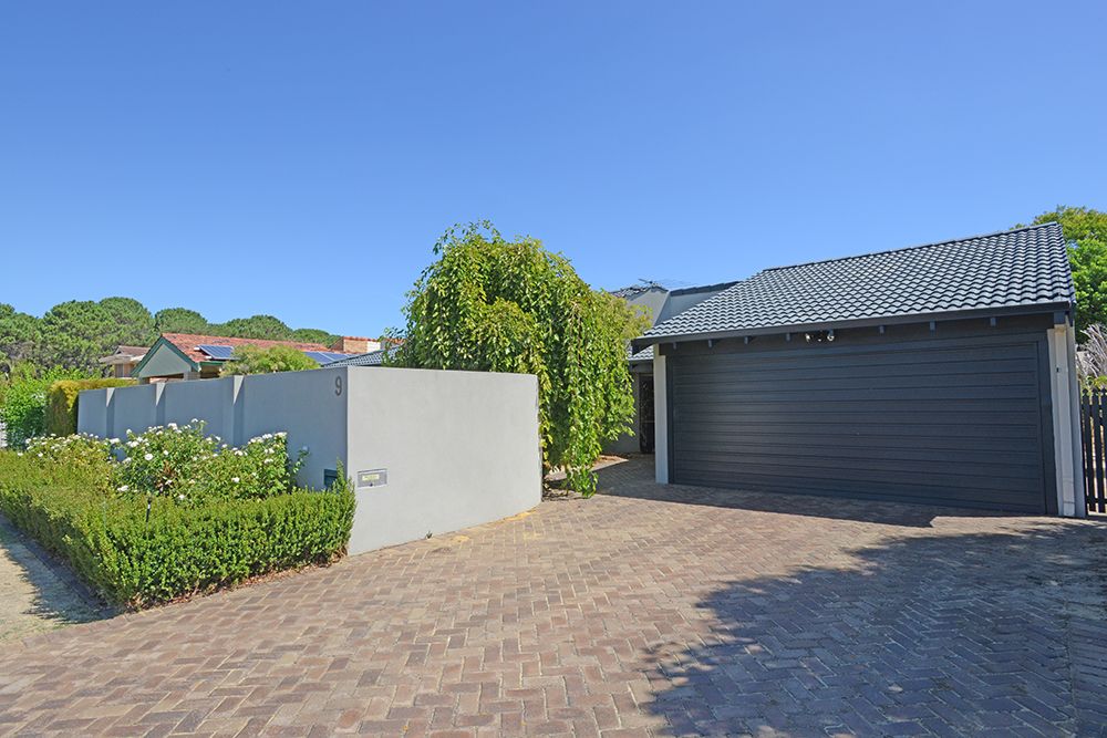 4 bedrooms House in 9 Robbins Place WINTHROP WA, 6150