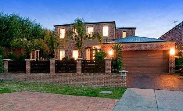 14 Hill View Rise, Mooroolbark VIC 3138