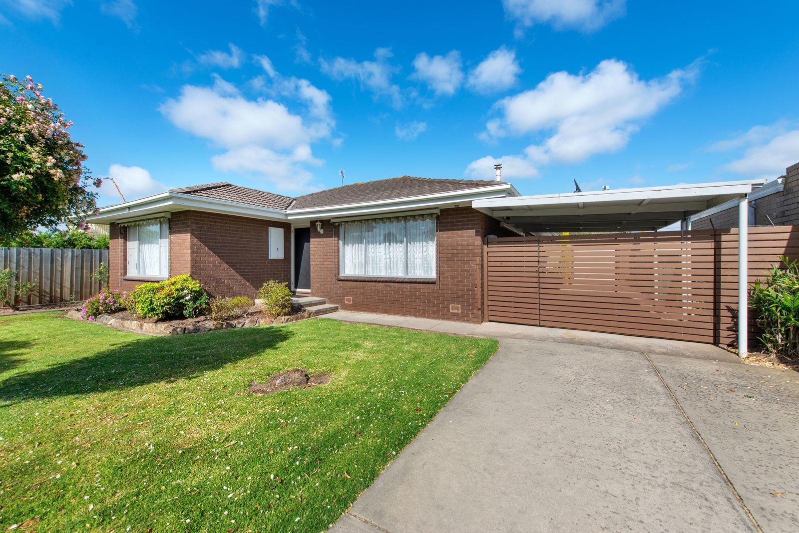 17 Weir Street, Sale VIC 3850, Image 2