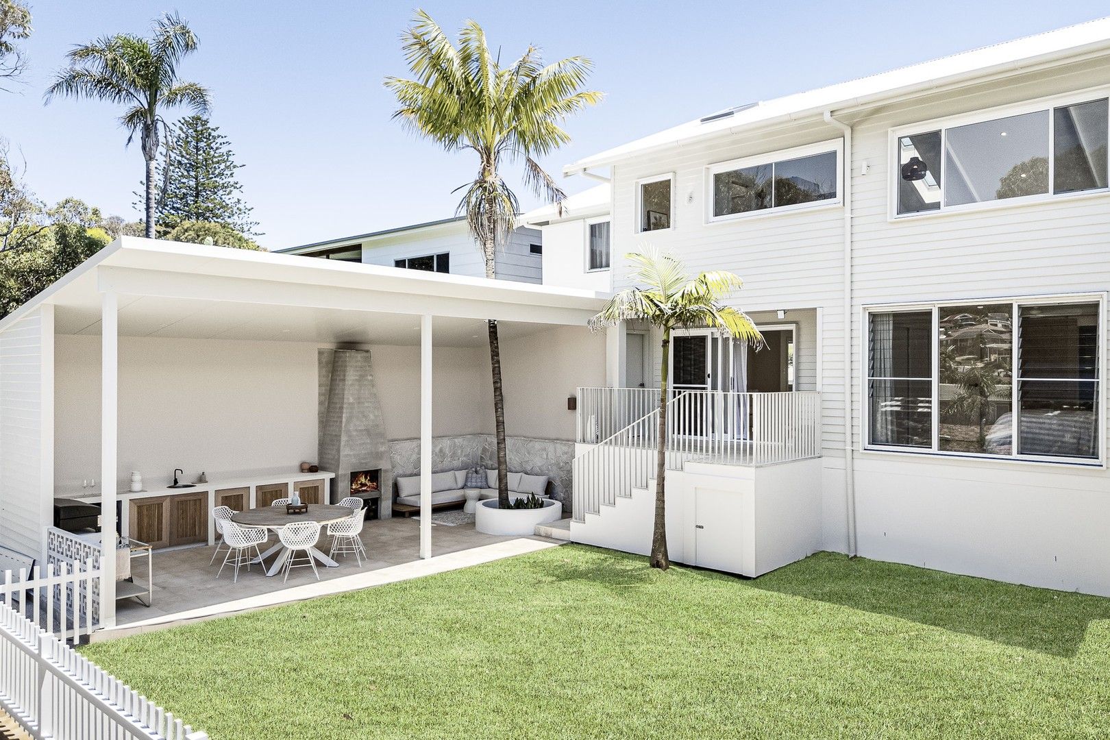 4 bedrooms House in 64 Ocean View Parade CAVES BEACH NSW, 2281