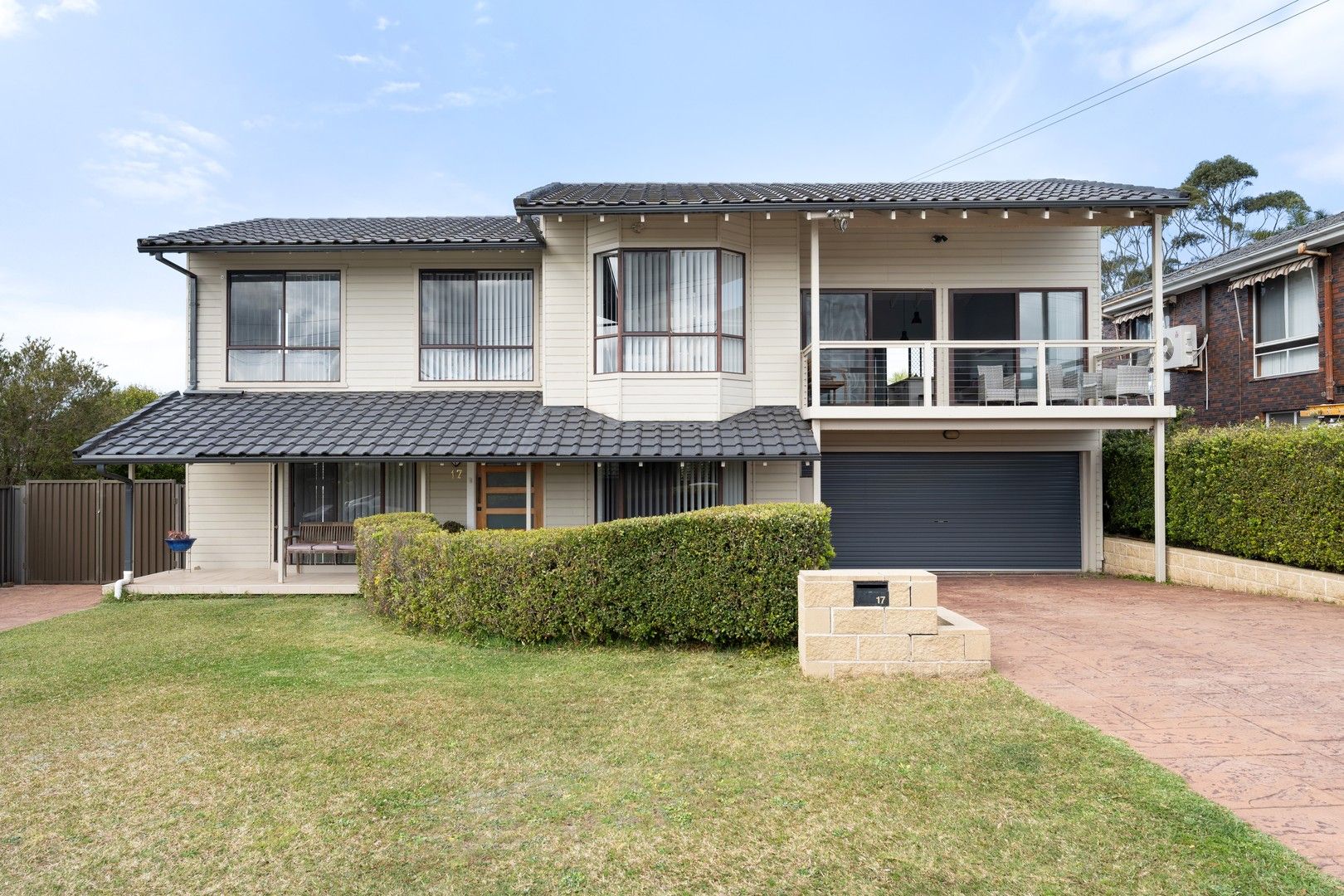 5 bedrooms House in 17 Laurina Avenue HELENSBURGH NSW, 2508
