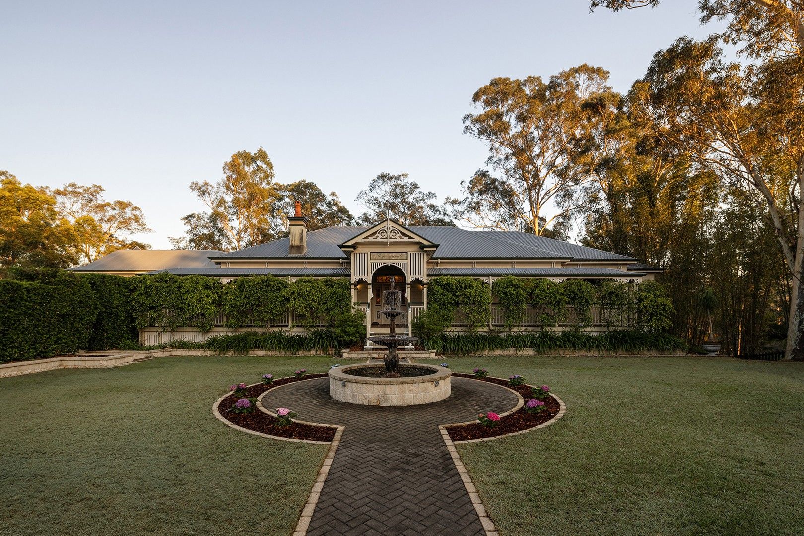 6 bedrooms House in 16 Clematis Court CASHMERE QLD, 4500