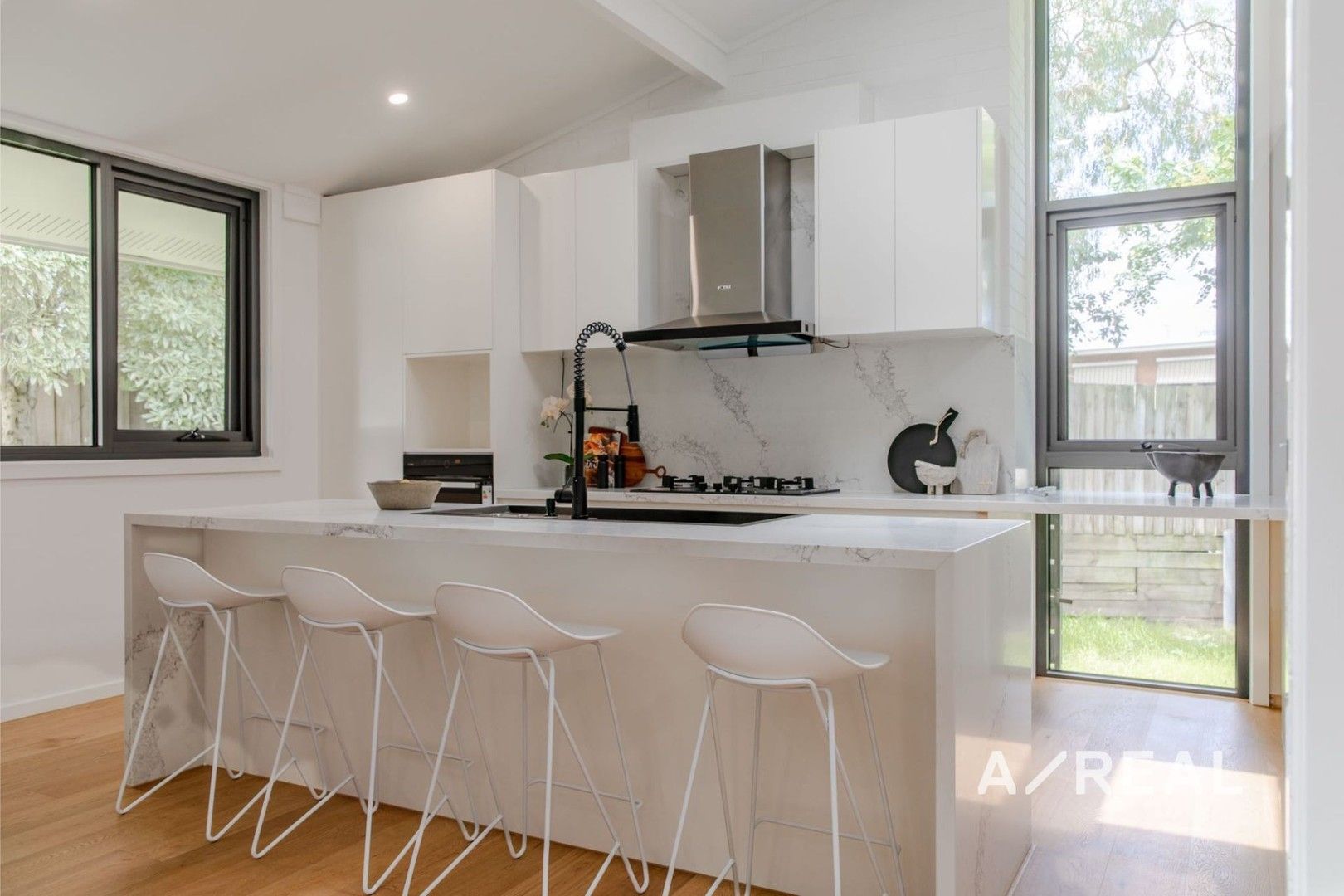 4 bedrooms House in 2 The Close MOUNT WAVERLEY VIC, 3149