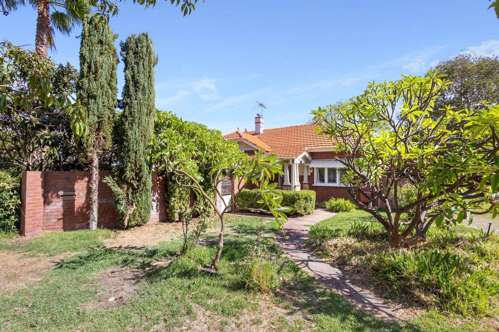 4 bedrooms House in 19 Doonan Road NEDLANDS WA, 6009