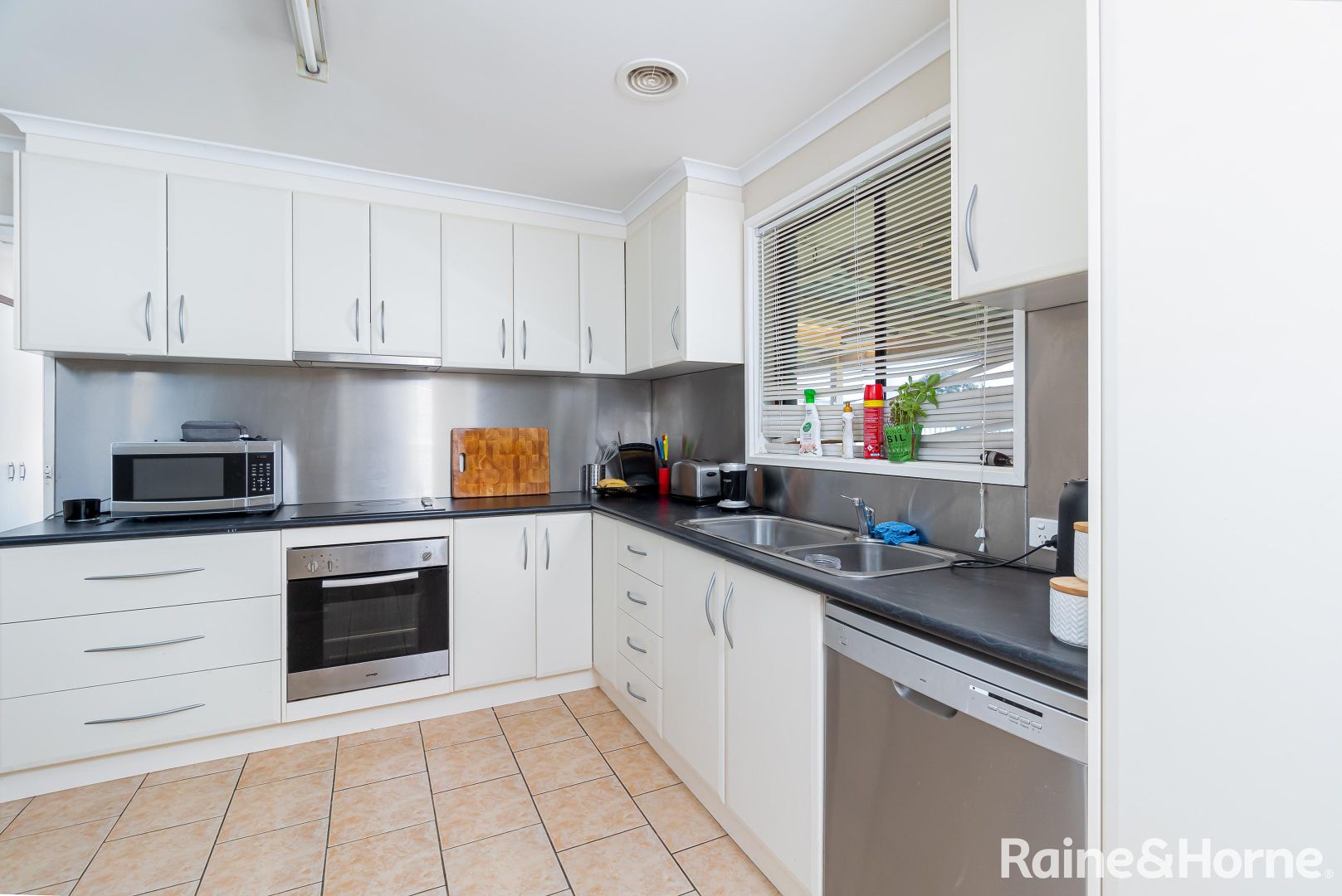 43 Crawford Street, Ashmont NSW 2650, Image 2