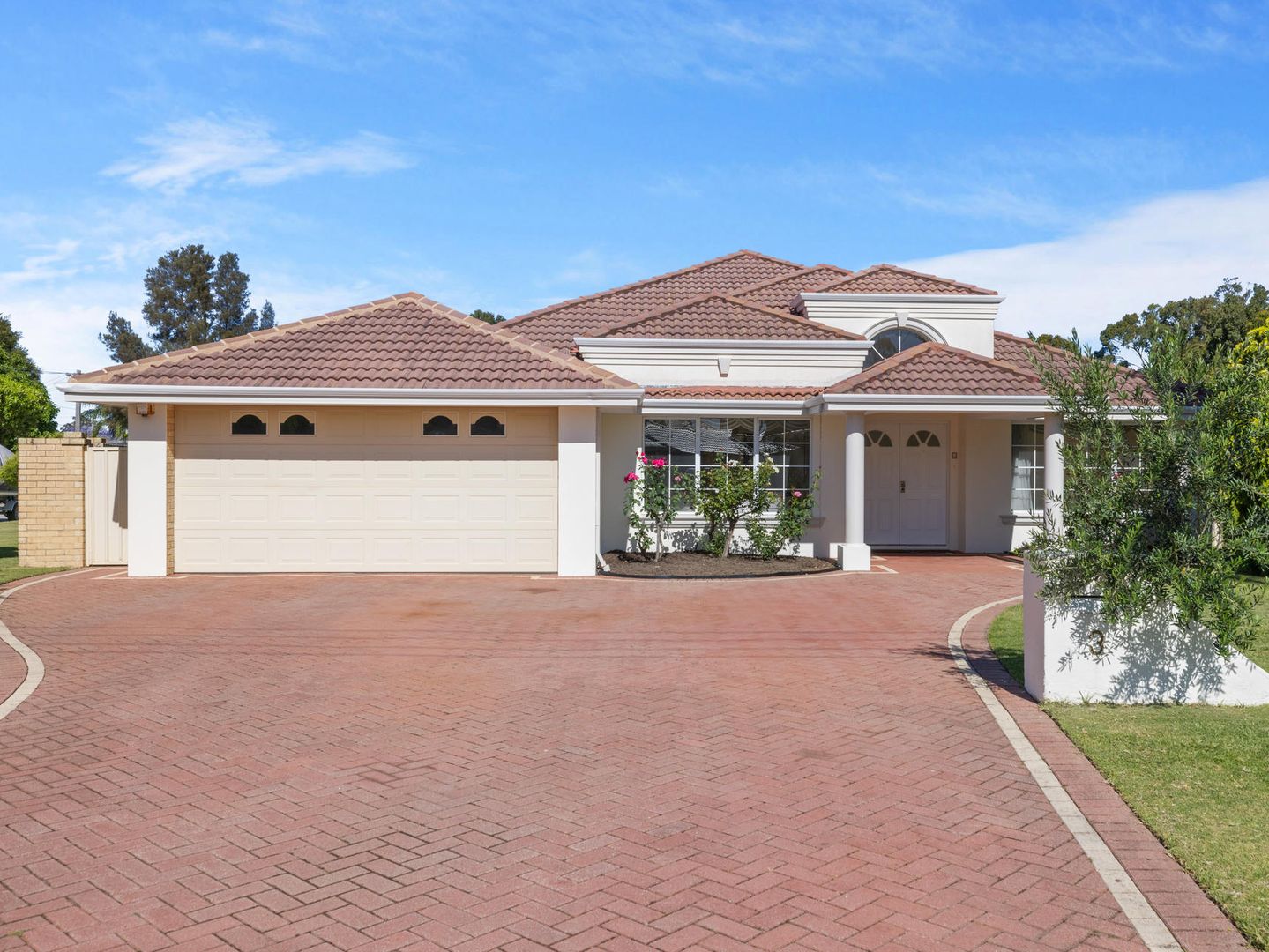 5 bedrooms House in 3 Scribbly Gum Square WILLETTON WA, 6155