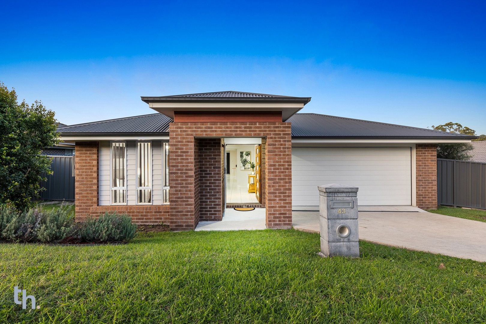 4 bedrooms House in 43 Blackwood Circuit CAMERON PARK NSW, 2285