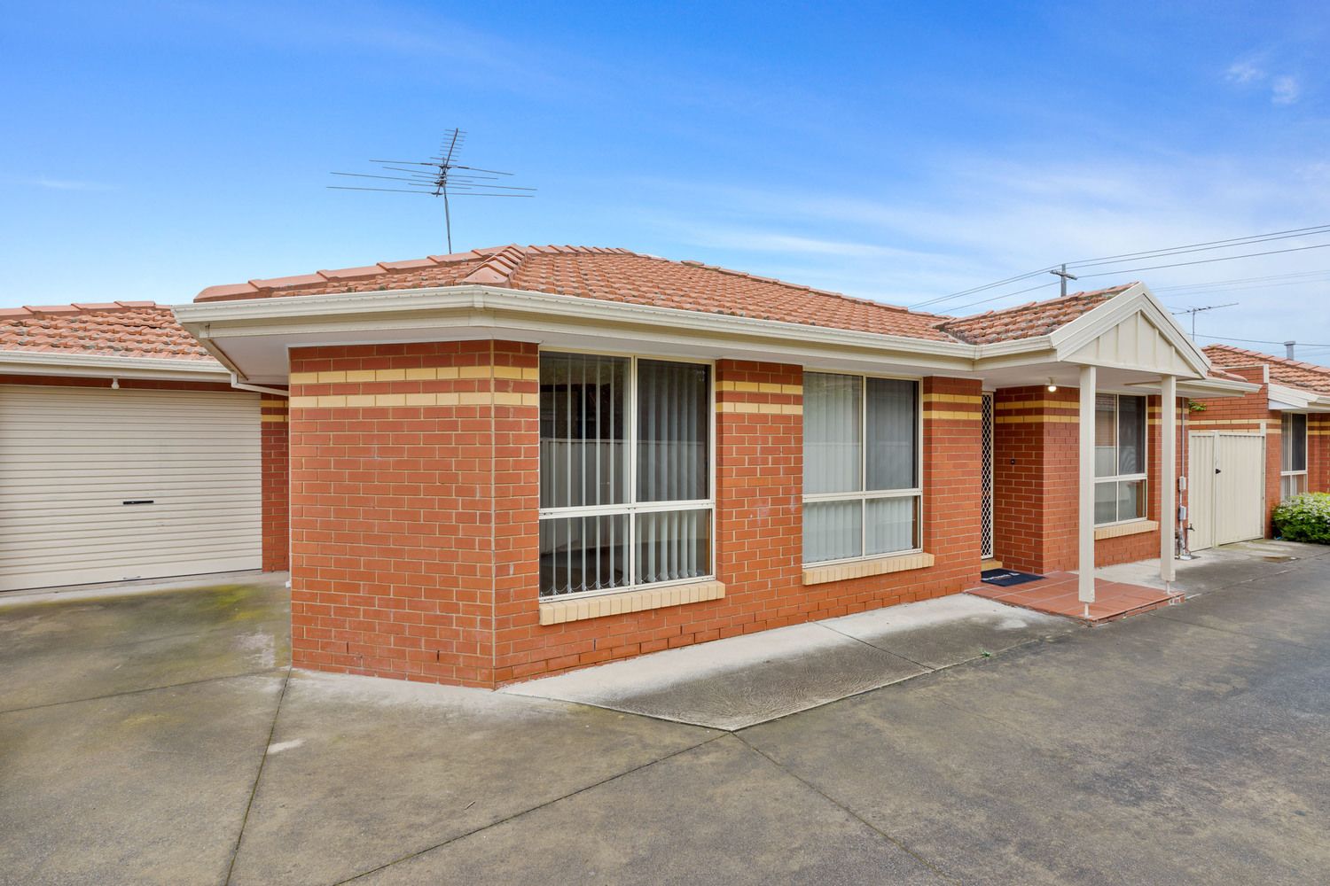 3 bedrooms Apartment / Unit / Flat in 2/11 William Street ST ALBANS VIC, 3021