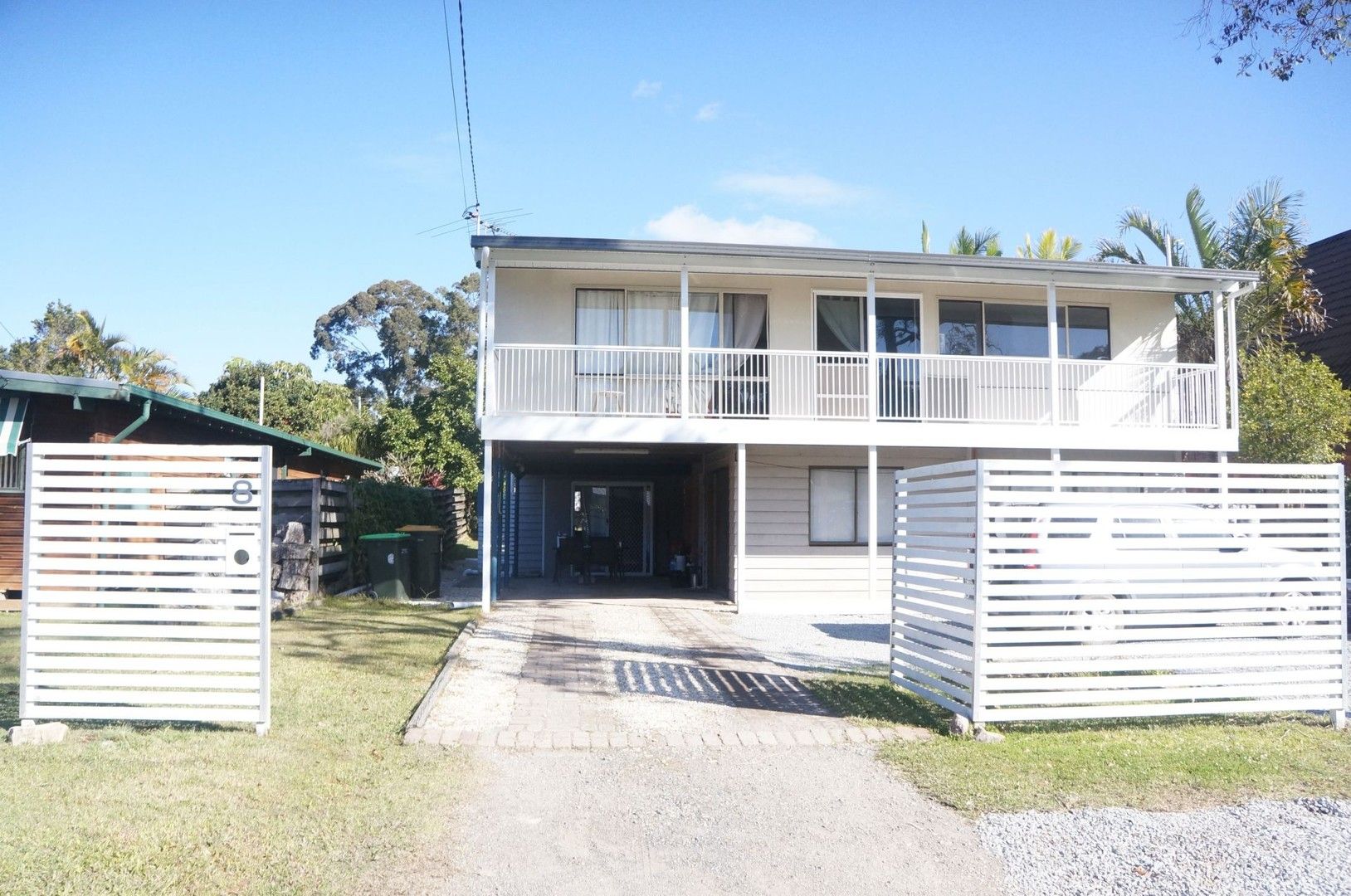 5 bedrooms House in 8 Pine Crescent SANDY BEACH NSW, 2456