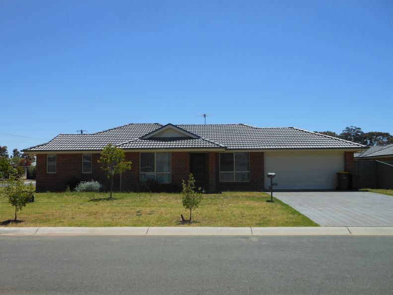 1 Garland Place, Young NSW 2594, Image 0