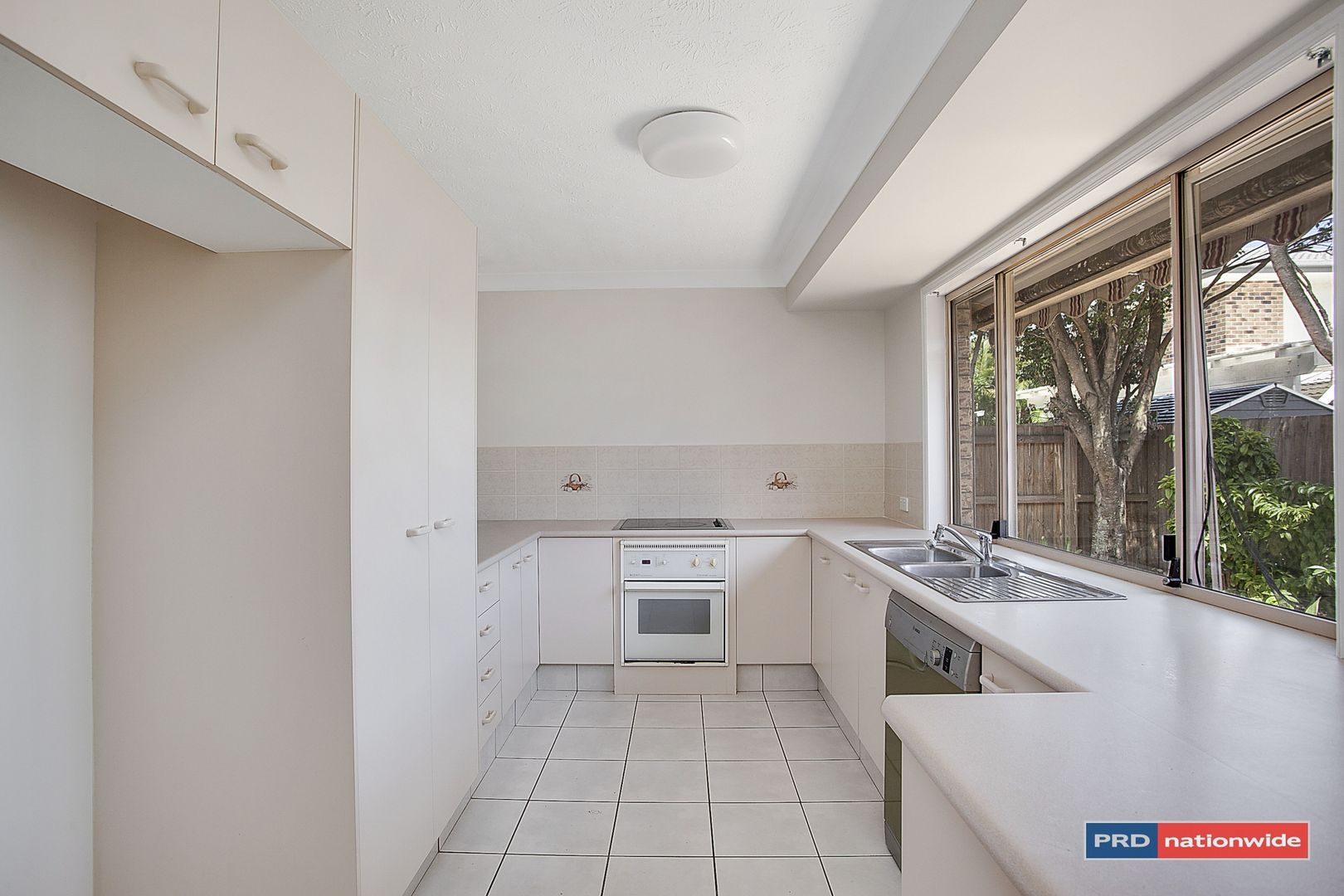 2/11 CEDAR COURT, Burleigh Heads QLD 4220, Image 2