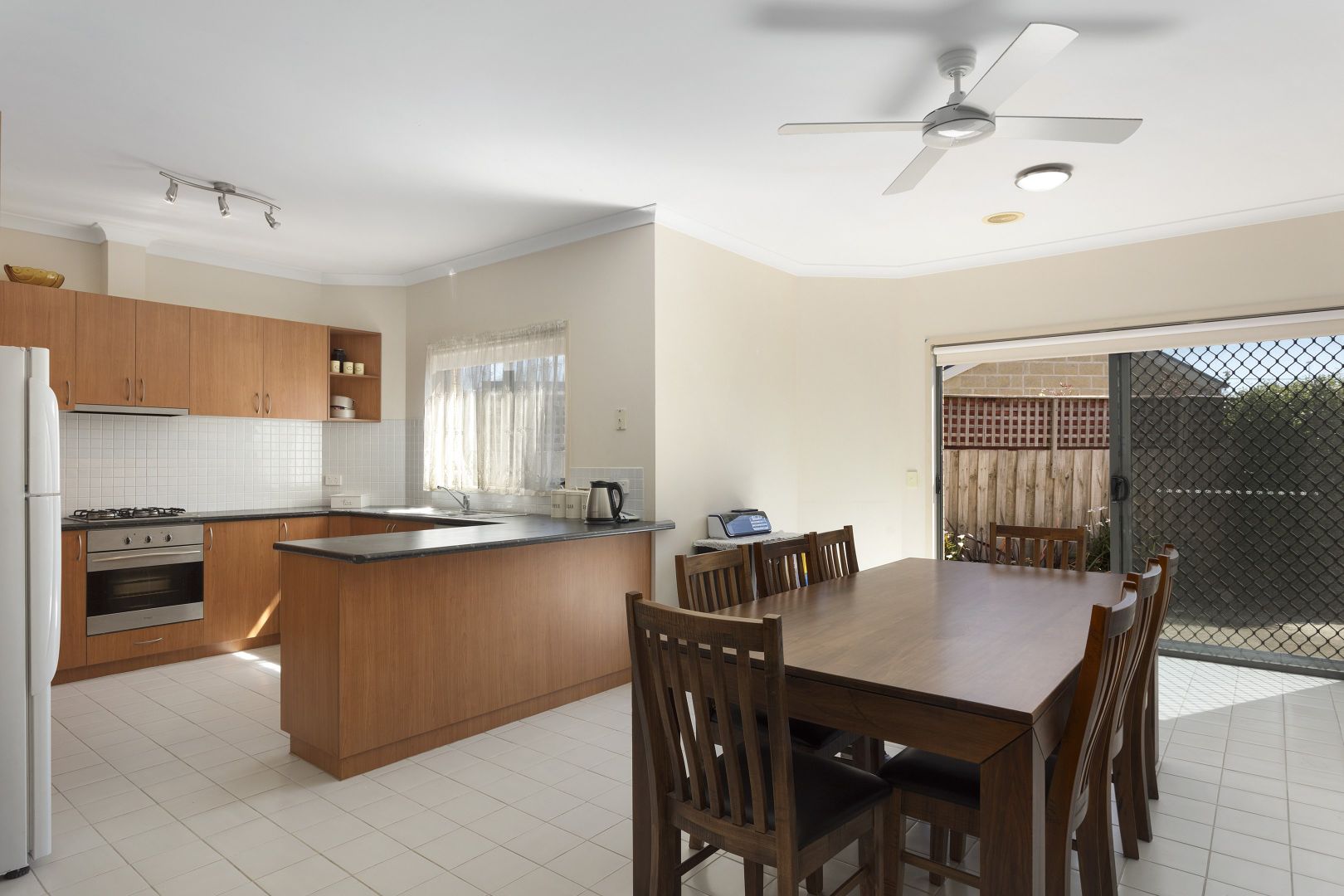 2/25 Schmitt Court, Whittington VIC 3219, Image 2