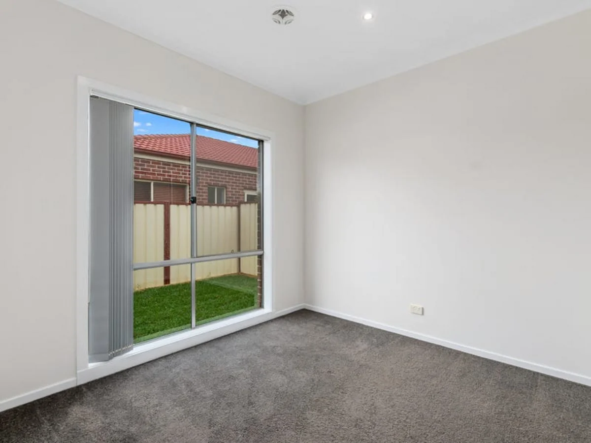 Additional image 5 of 3/2 Fishburn Grove, Harkness VIC 3337