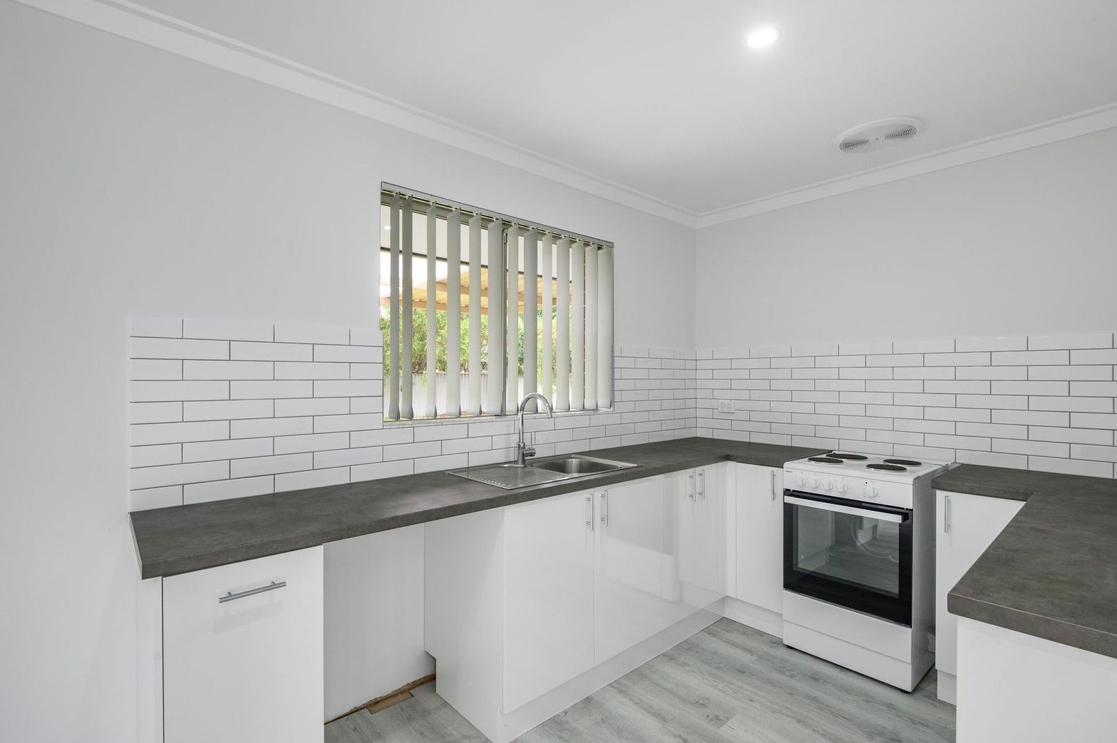 4 bedrooms House in 16 Oriole Way THORNLIE WA, 6108
