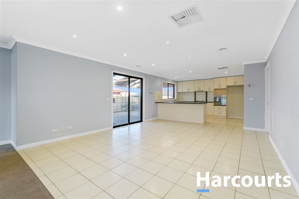 9 Taplan Crescent, Cranbourne West VIC 3977, Image 2