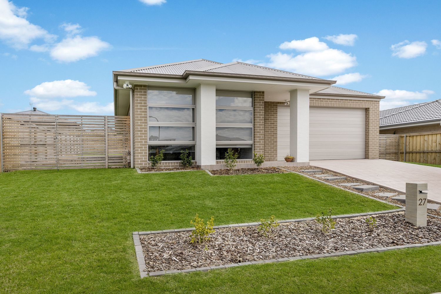 4 bedrooms House in 27 Golden Whistler Avenue ABERGLASSLYN NSW, 2320