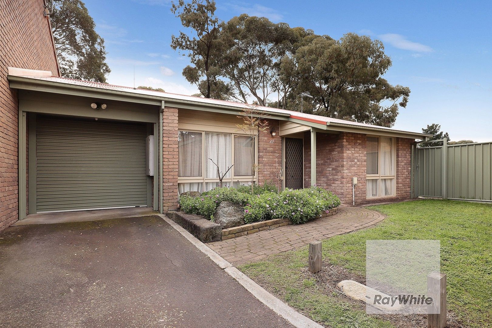 2 bedrooms Apartment / Unit / Flat in 27/1 Millar Road TULLAMARINE VIC, 3043