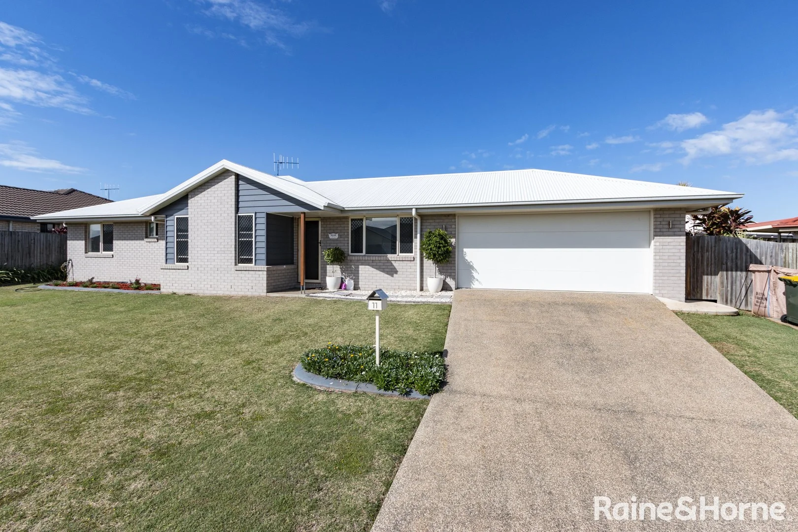 11 Toppers Drive, Coral Cove QLD 4670