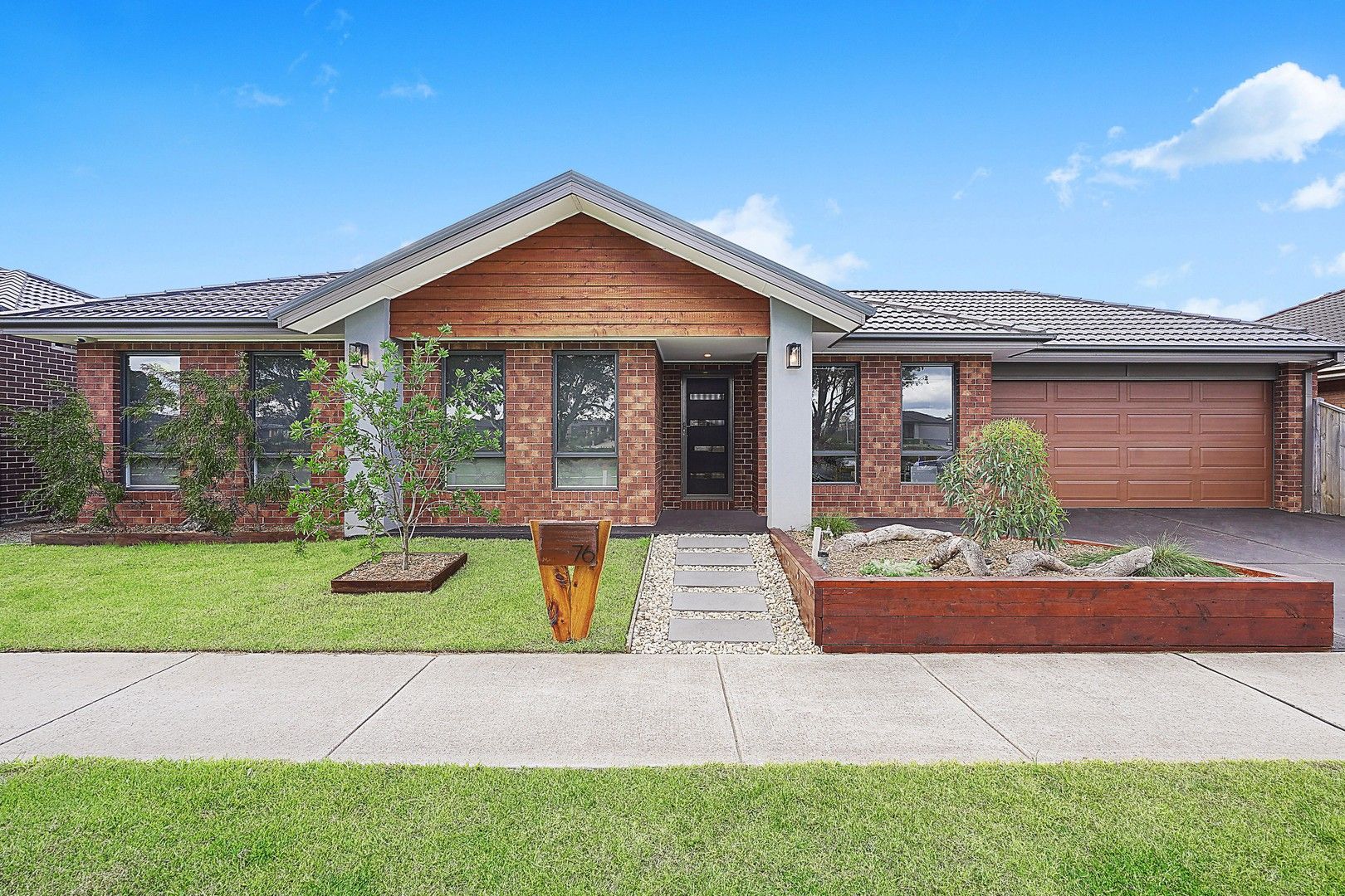 4 bedrooms House in 76 Lacombe Boulevard DOREEN VIC, 3754