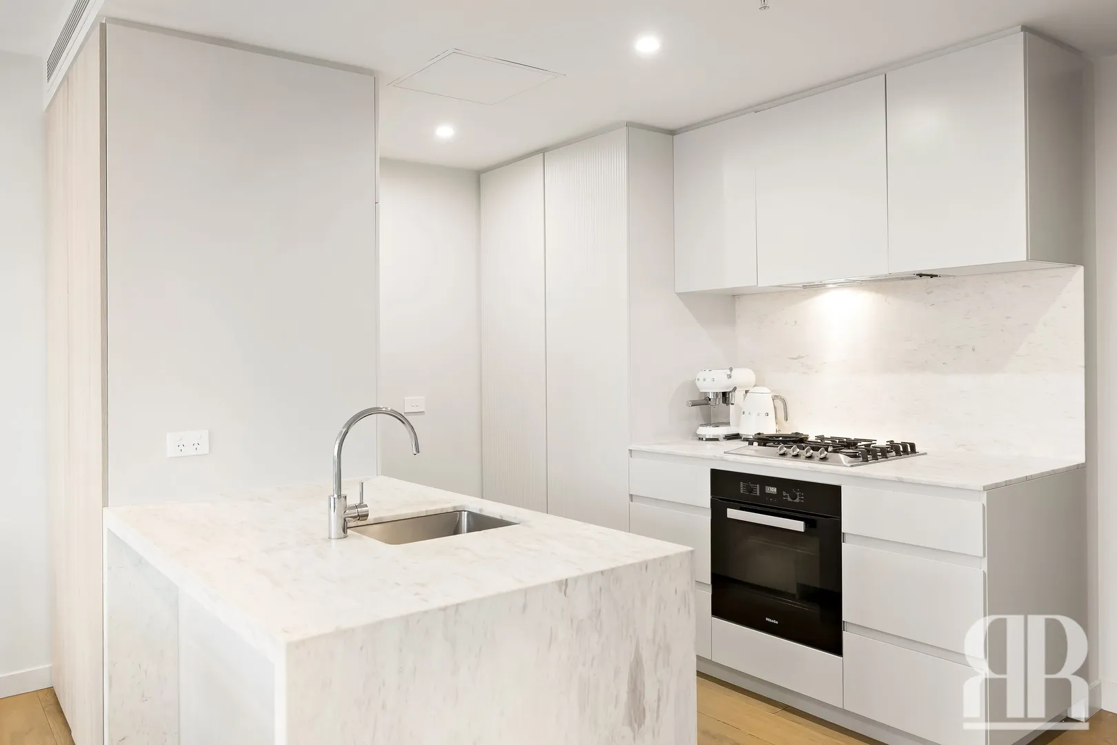 BRILLIANT LOCATION ~ INDUSTRIAL INSPIRED LUXURY - View 4