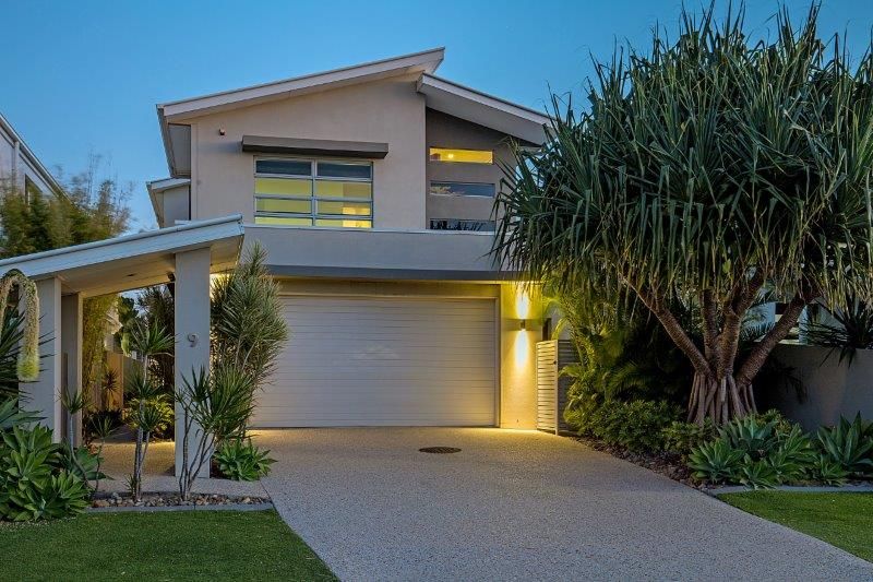 4 bedrooms House in 9 Harbourvue Court HELENSVALE QLD, 4212