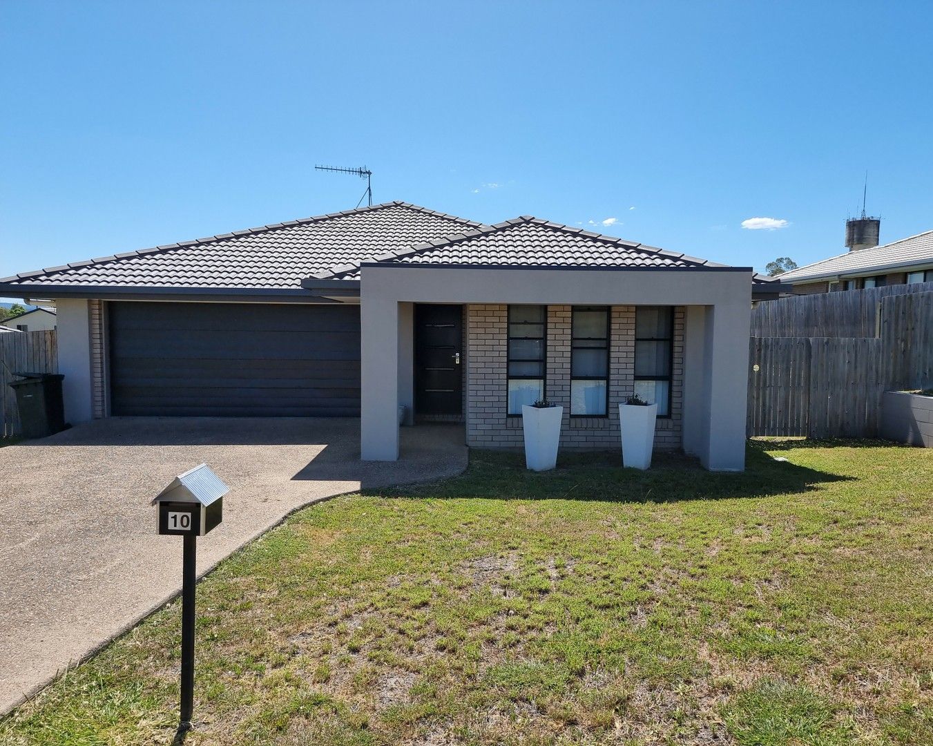 4 bedrooms House in 10 Charles Darwin Dr MONTO QLD, 4630