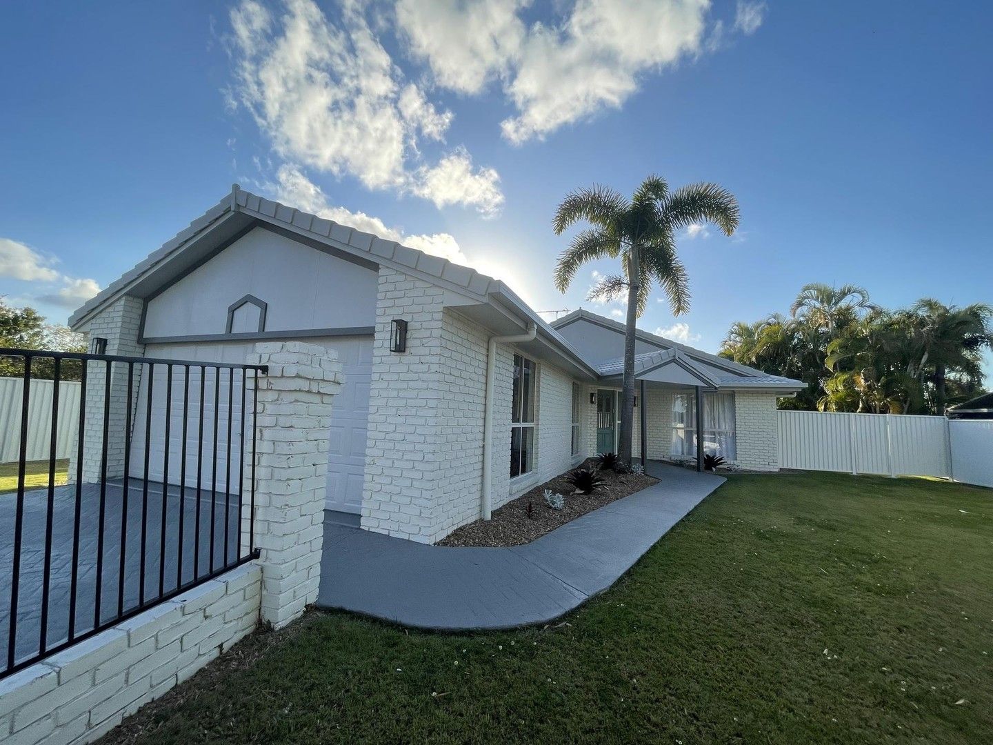 4 bedrooms House in 127 Monterey Keys Drive HELENSVALE QLD, 4212