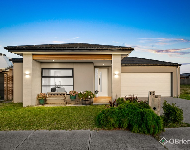 19 Fitzwilliam Circuit, Clyde North VIC 3978